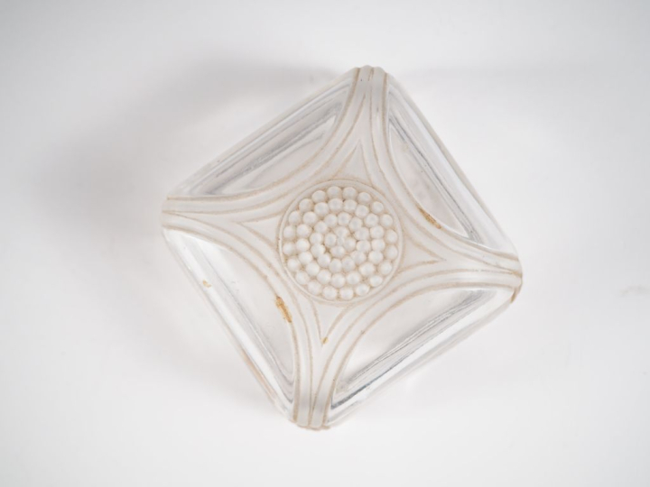R. LALIQUE. Bonbonnière en cristal. Signé. H. 6,5 X 9 X 9 cm. (éclat e