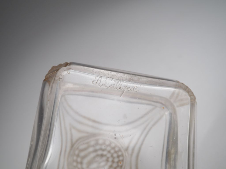 R. LALIQUE. Bonbonnière en cristal. Signé. H. 6,5 X 9 X 9 cm. (éclat e