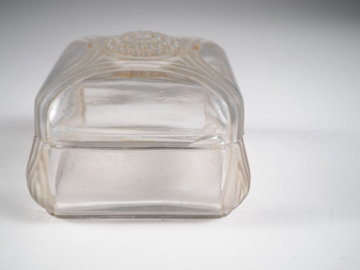 R. LALIQUE. Bonbonnière en cristal. Signé. H. 6,5 X 9 X 9 cm. (éclat e