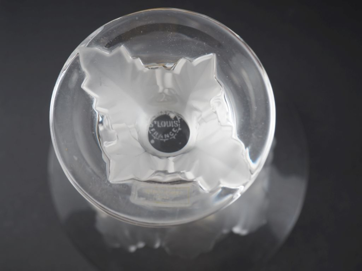 LALIQUE. Baguier en cristal à décor de quatre moineaux.  Signé H. 9 cm