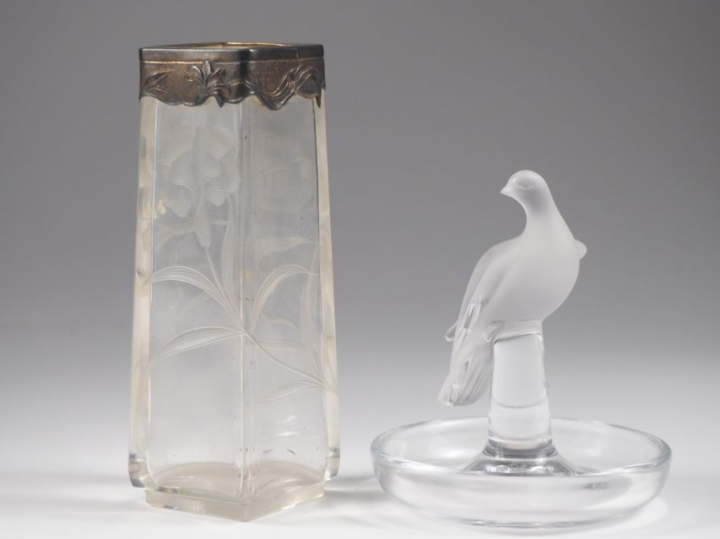 Vase piriforme Art Nouveau en cristal gravé à décor d'œillets, monture