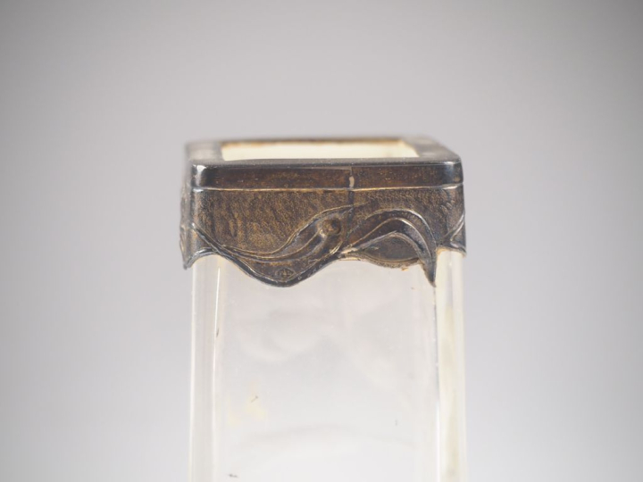 Vase piriforme Art Nouveau en cristal gravé à décor d'œillets, monture