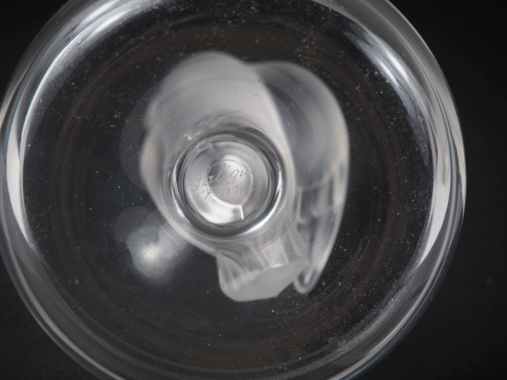 Vase piriforme Art Nouveau en cristal gravé à décor d'œillets, monture