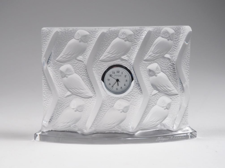 LALIQUE France. Pendulette en cristal à décor de chouettes. Signée  Di