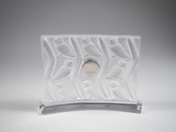 LALIQUE France. Pendulette en cristal à décor de chouettes. Signée  Di