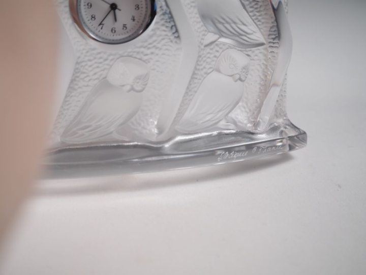 LALIQUE France. Pendulette en cristal à décor de chouettes. Signée  Di