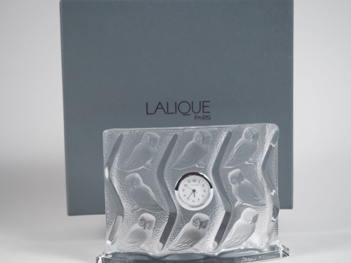 LALIQUE France. Pendulette en cristal à décor de chouettes. Signée  Di