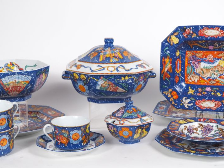 HERMES.  Service de table en porcelaine, modèle "Marqueterie de pierre