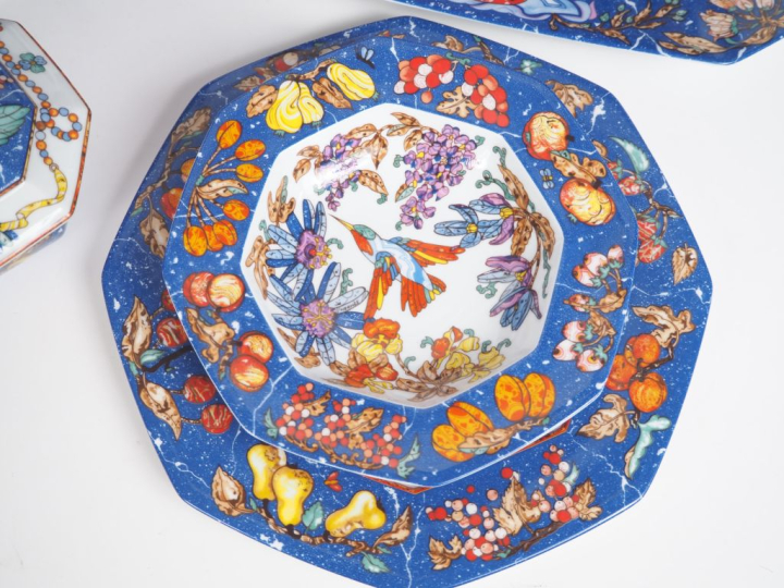 HERMES.  Service de table en porcelaine, modèle "Marqueterie de pierre