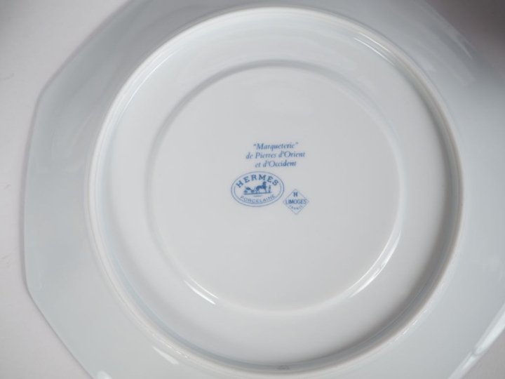 HERMES.  Service de table en porcelaine, modèle "Marqueterie de pierre