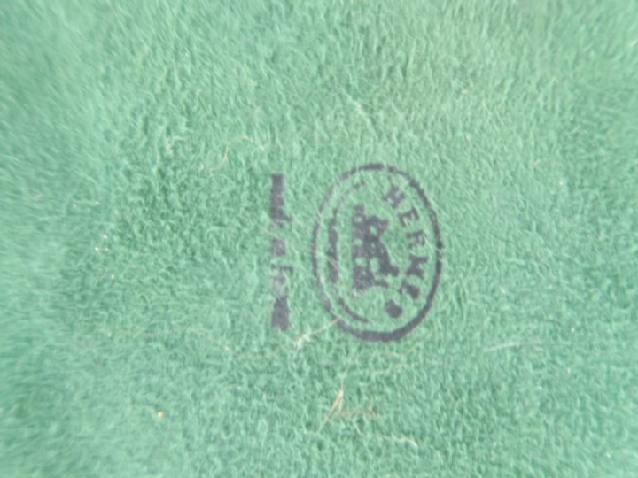 HERMES.  Cendrier en porcelaine polychrome à décor de toucans. Dim. 15