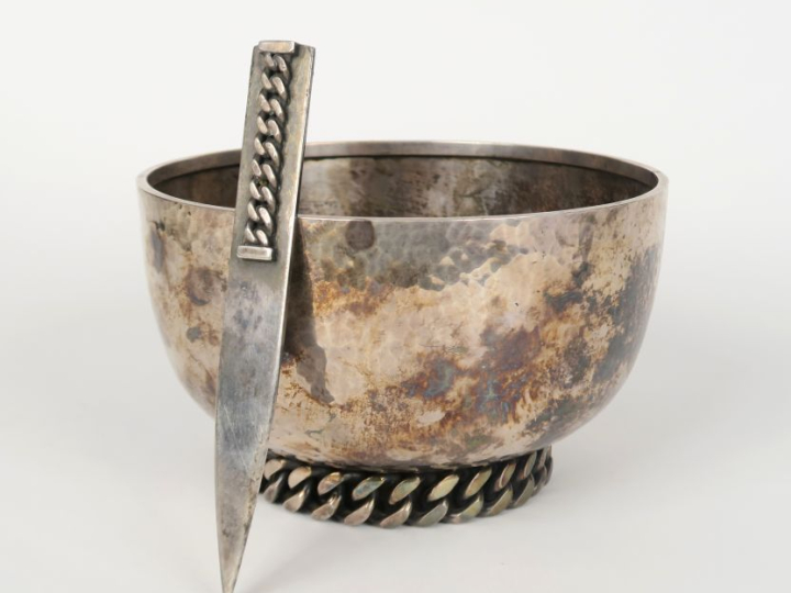 Jean DESPRES.  Coupe et un coupe papier en métal.  Signée et datée 11 