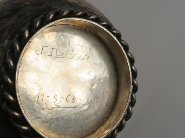 Jean DESPRES.  Coupe et un coupe papier en métal.  Signée et datée 11 