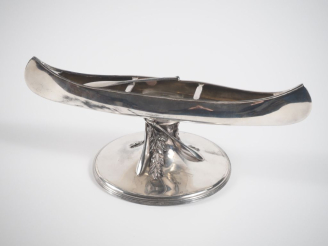 Vente aux enchères Trophée sportif 1900 anglais en métal argenté, à décor de canoë et de 