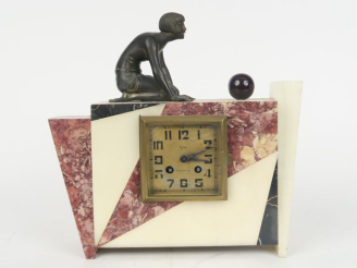Vente aux enchères Pendule borne Art Déco en régule, marbre et onyx figurant une jeune ga