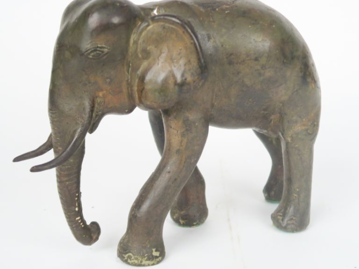 Ecole Art Déco  "éléphant" Sculpture en bronze à patine verte. Dim. 20