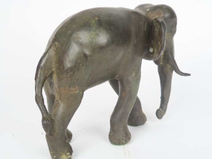 Ecole Art Déco  "éléphant" Sculpture en bronze à patine verte. Dim. 20