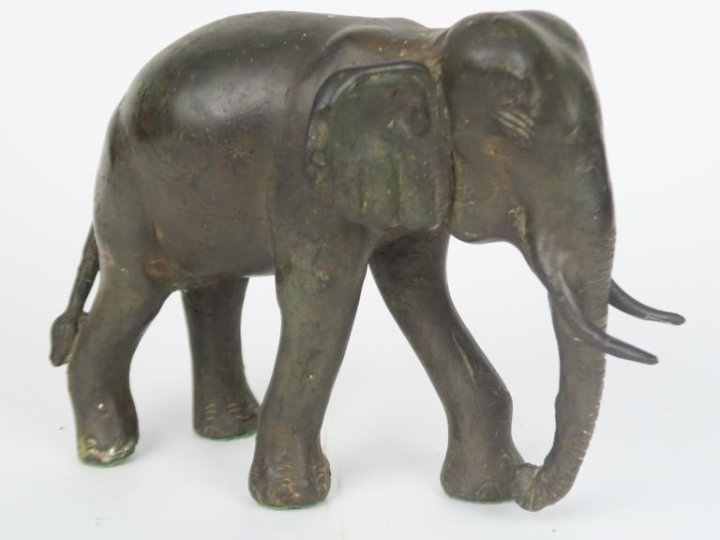 Ecole Art Déco  "éléphant" Sculpture en bronze à patine verte. Dim. 20