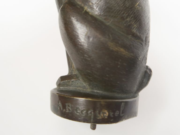 BECQUEREL  "le lièvre" Mascotte en bronze à patine brune fonte Etling,