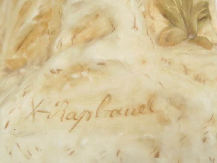 ROYAL DUX.  Vase 1900 en biscuit à décor en rondebosse figurant une je