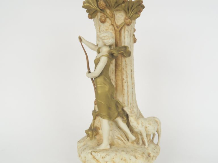 ROYAL DUX.  Vase 1900 en biscuit à décor en rondebosse figurant une je