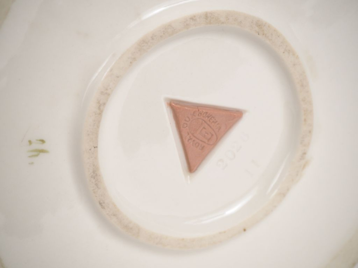 ROYAL DUX.  Vase 1900 en biscuit à décor en rondebosse figurant une je