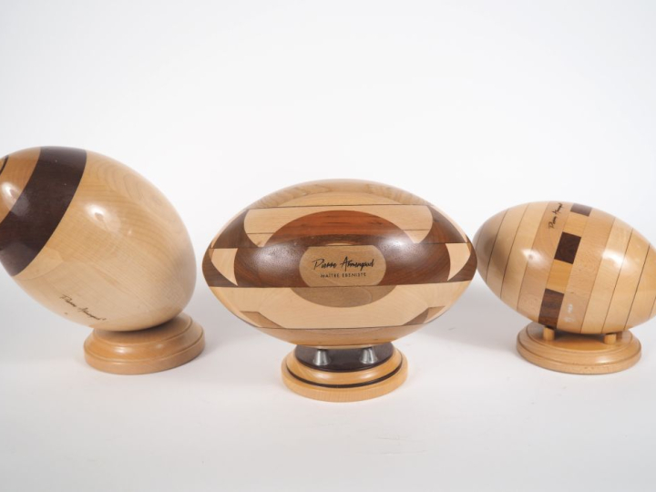 Pierre ARMENGAUD.   Trois ballons de rugby en marqueterie.