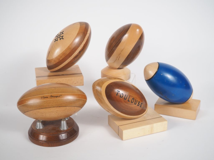 Pierre ARMENGAUD.  Cinq ballons de rugby en marqueterie et bois teinté