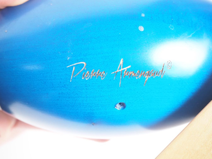 Pierre ARMENGAUD.  Cinq ballons de rugby en marqueterie et bois teinté