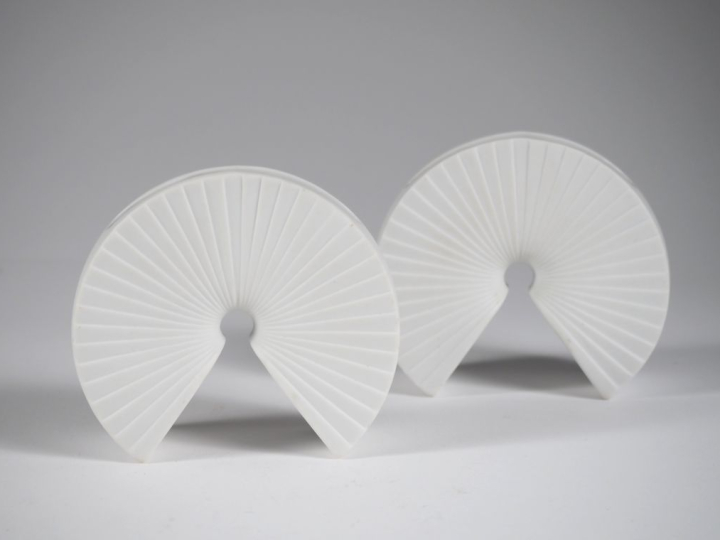 Paire de vases en biscuit en forme de coquillage.  Signés. H. 8 cm.