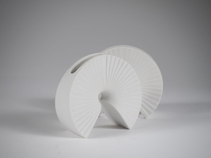 Paire de vases en biscuit en forme de coquillage.  Signés. H. 8 cm.