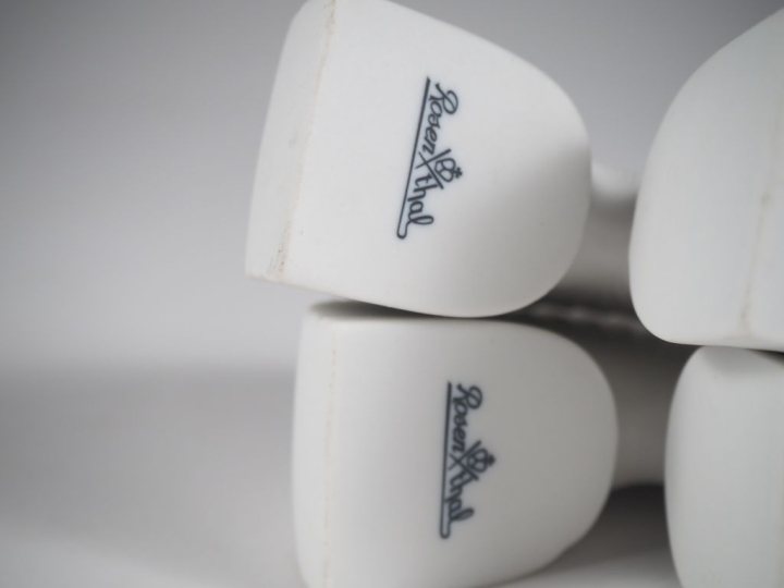 Paire de vases en biscuit en forme de coquillage.  Signés. H. 8 cm.