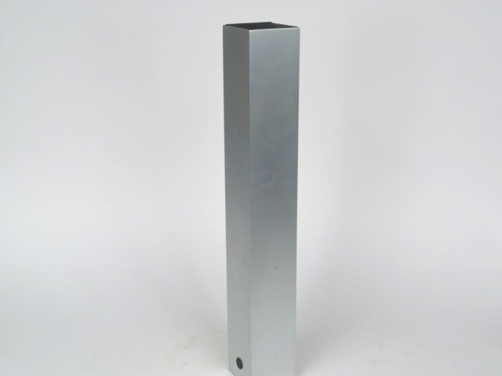 B. MUNARI.  Cendrier rectangulaire en métal chromé. H. 56 cm