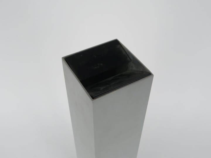 B. MUNARI.  Cendrier rectangulaire en métal chromé. H. 56 cm