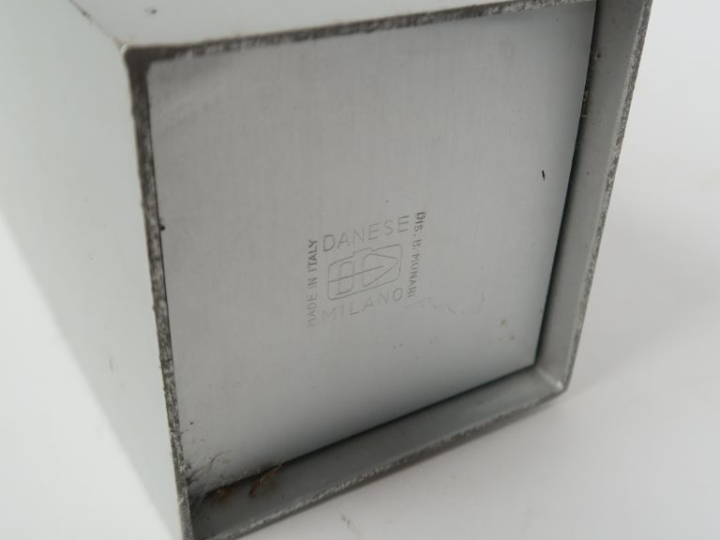 B. MUNARI.  Cendrier rectangulaire en métal chromé. H. 56 cm