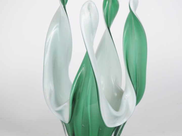 Vase bicolore en verre de Venise blanc et vert.  H. 30 cm.