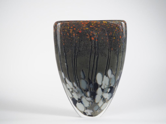 Vente aux enchères BEGOU. Grand vase éventail en verre polychrome. Signé et daté 92. Dim.