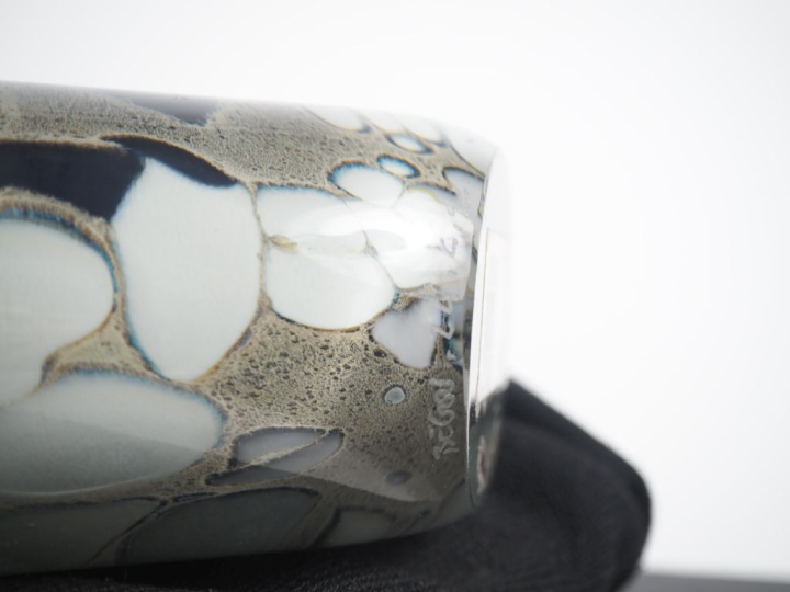 BEGOU. Grand vase éventail en verre polychrome. Signé et daté 92. Dim.