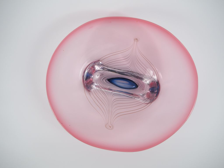 A. JABIONSKI. Une coupe en verre rosé et bleu nuit. Dim. 8 x 35 x 39,5