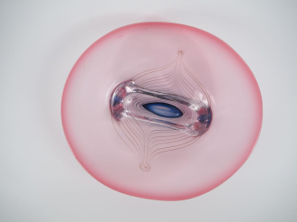 Vente aux enchères A. JABIONSKI. Une coupe en verre rosé et bleu nuit. Dim. 8 x 35 x 39,5