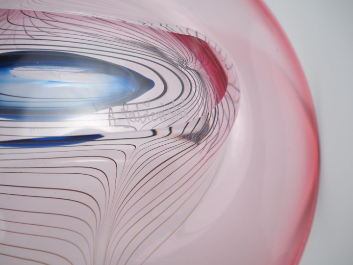 A. JABIONSKI. Une coupe en verre rosé et bleu nuit. Dim. 8 x 35 x 39,5