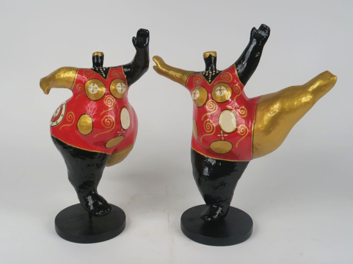 Ecole française XXème.   "nana"  2 sculptures en papier maché polychro