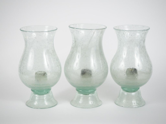 Vente aux enchères BIOT.  3 photophores en verre bullé. H. 33 cm Signés