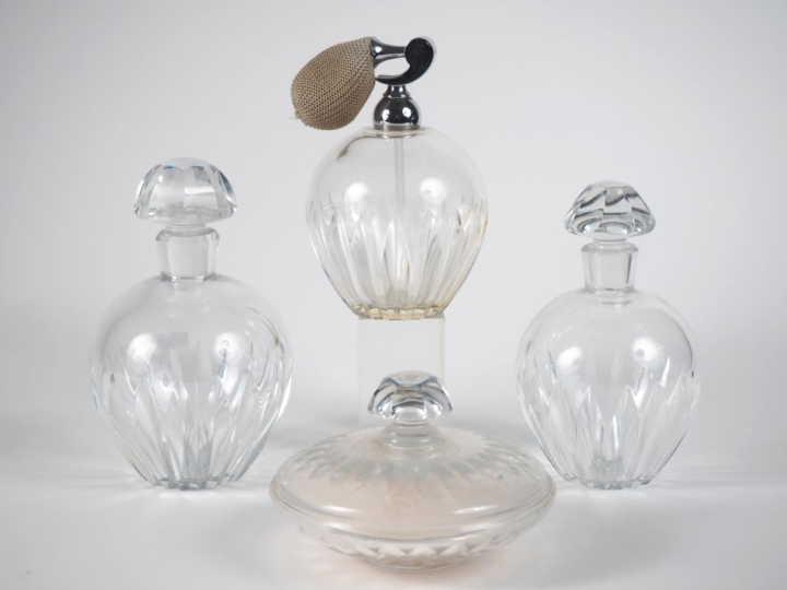 BACCARAT.  Garniture de toilette en cristal à décor de cannelures : 4 