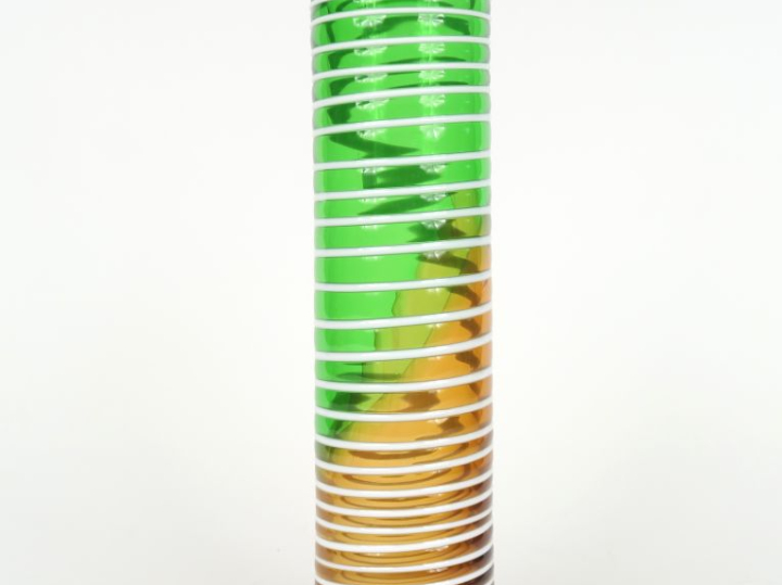 Vase cylindrique en verre orangé et vert à décor de filets blancs disp