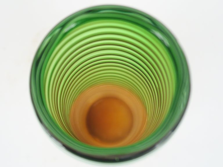 Vase cylindrique en verre orangé et vert à décor de filets blancs disp