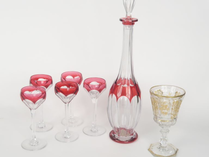 Service à liqueur en cristal bicolore rubis et translucide comprenant 