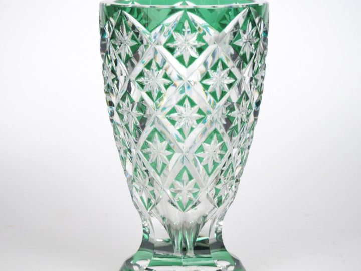SAINT LOUIS.  Vase en cristal translucide et vert à décor de croisillo