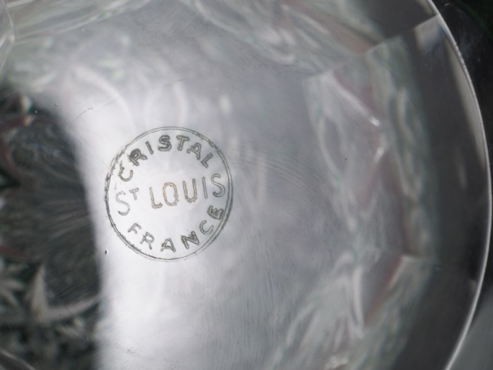 SAINT LOUIS.  Vase en cristal translucide et vert à décor de croisillo
