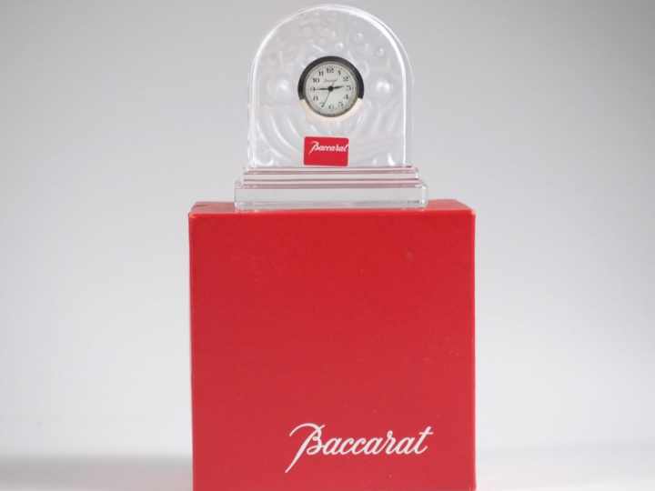 BACCARAT. Pendulette en cristal. Signée. H. 7,5 cm. (dans sa boite d'o